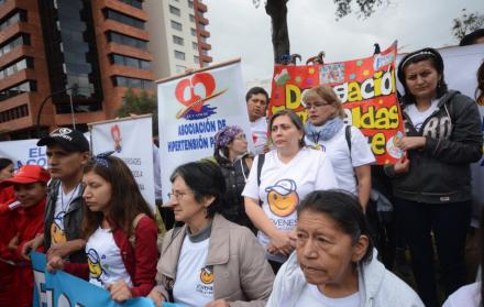 El plantón se realizó en la plaza Argentina, en el norte de Quito, frente a la Corte Provincial de Justicia.