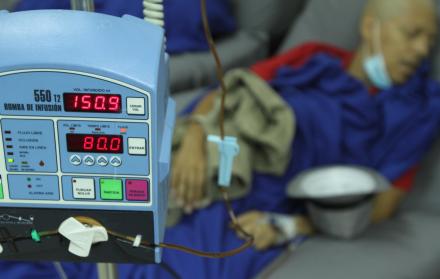 Prestación. Un paciente del IESS durante un tratamiento de quimioterapia en el hospital Teodoro Maldonado Carbo, en Guayaquil.