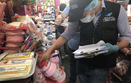 Personal de Arcsa realiza operativos de control en mercados de Guayaquil, Durán y Samborondón.