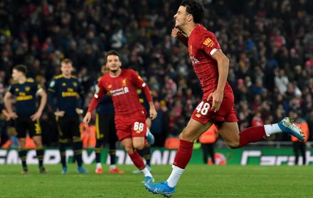 Liverpool selló su pase a los cuartos de final y el Arsenal cede una de las copas a las primeras de cambio.