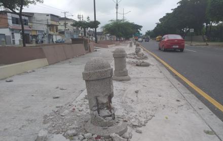 Restos de los bolardos interfieren con el paso de los peatones.