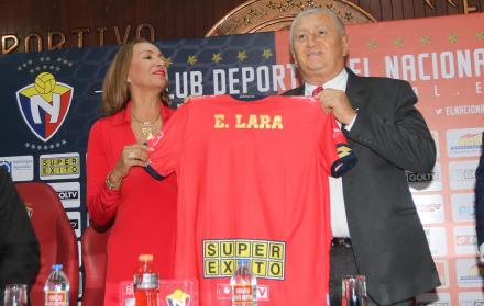 Lucía Vallecilla, presidenta del club militar, dio la bienvenida al estratega colombiano.