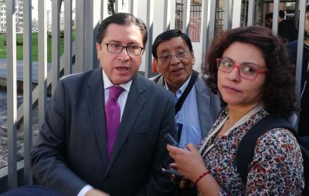 Carlos Poveda anunció que no ha recibido la notificación de retiro de asilo ni de la nacionalidad de Julian Assange.