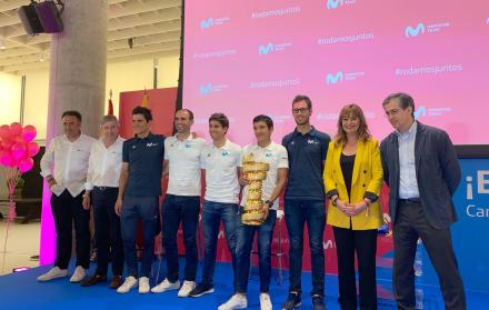 Richard, con el trofeo del Giro, junto a sus compañeros de equipo.