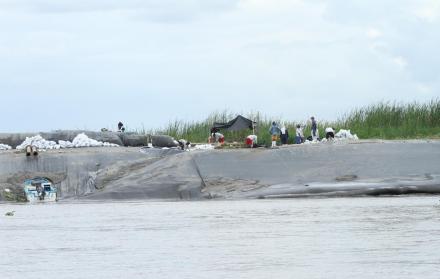 Tareas. La colocación de malla geotextil en el islote El Palmar fue uno de los trabajos del fallido contrato de dragado entre la Prefectura y Serdra.