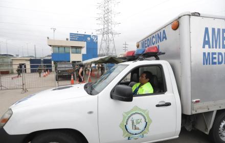 Una ambulancia de Medicina Legal confirmó la muerte de los dos PPL, en la Regional 8, en Guayaquil. Tras el hecho, un grupo de mujeres salió llorando por la situación que les tocó experimentar mientras estaban con sus parejas.