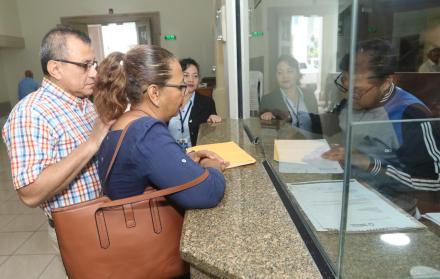 Las puertas del Gobierno Provincial del Guayas fueron abiertas ayer al público luego de 60 días laborables o tres meses calendario cerradas por orden del prefecto Carlos Luis Morales. El objetivo fue facilitar el trabajo de auditoría y consultoría de la e