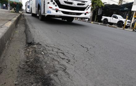Esmeraldas. Esta vía, que recientemente fue reasfaltada luego de que el invierno abriera grietas en ella, ya presenta resquebrajamientos nuevos. 