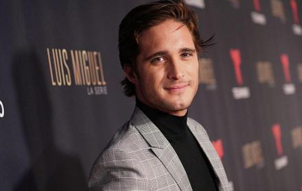 Diego Boneta interpreta al Sol de México en la serie transmitida por Netflix.