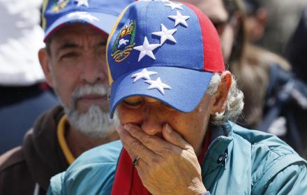 Los manifestantes se reunieron en las afueras del edificio donde funciona el consulado y donde opera la embajada de Maduro en Ecuador.
