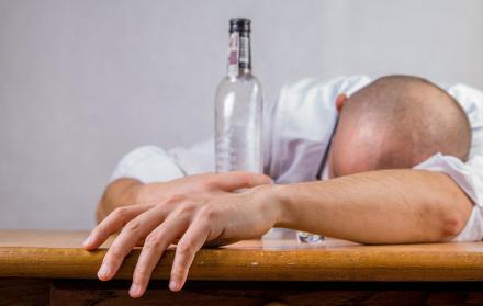 Hay quienes aconsejan tomar primero el vino, otros dicen que si no quiere tener uno de esos ‘chuchaquis’ que lo tumban es preferible que empiece por la cerveza.