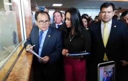 Los asambleístas Tello y Cruz presentaron la solicitud en contra de cuatro consejeros de Participación, acusados de incumplimiento de funciones.