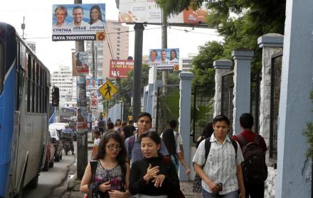 Guayaquil. En la avenida Delta, frente a la Universidad Estatal, son visibles afiches de varios candidatos.