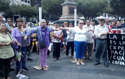 Tres maestros jubilados participaron en una crucifixión simbólica en la Plaza San Francisco.