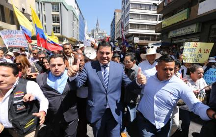 El presidente del CPCCS llegó acompañado por simpatizantes.
