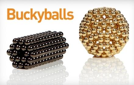 Este es un juguete de bolas magnéticas que permite formas varias figuras según se desee. 