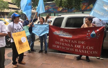 Usuarios de CNEL permanecieron en los exteriores de la Defensoría del Pueblo, donde denunciaron cobros excesivos en sus planillas de electricidad.