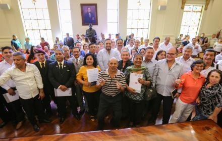 Dirigentes y trabajadores agremiados reunidos en la Gobernación