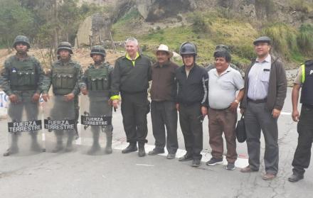 Hubo una negociación que involucró al gobernador de Cotopaxi Jorge Miño. Su rescate solo fue posible tras una explicación de lo que implicaba penalmente la retención de los uniformados.