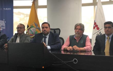 Reunión para tratar el tema de la jubilación patronal. Actualmente, el trabajador puede beneficiarse de esa jubilación si ha cumplido 25 años de trabajo en una misma empresa.