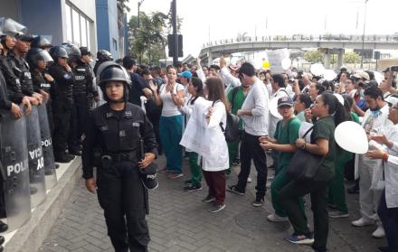 Estudiantes protestan en las afueras del cuartel Modelo. 