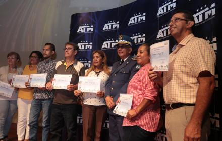Los conductores fueron reconocidos con diplomas.