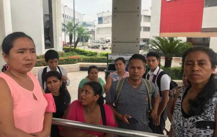 Padres de familia acuden al edificio Makro a pedir explicaciones por la demora en la apertura del colegio José Peralta.