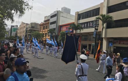 Estudiantes de distintas instituciones educativas participaron en el desfile de este martes.