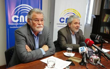Luis Verdesoto y Enrique Pita presentan un Informe de fiscalización de registro y contabilidad de gastos de campaña del binomio presidencial de Alianza País para las elecciones generales de 2013