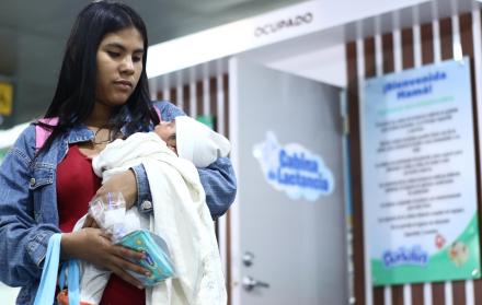 Uso. Jamilex Sandoval fue una de las primeras madres en utilizar la cabina junto a su bebé recién nacido.
