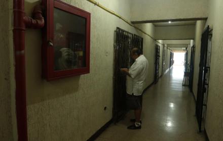 Moradores. Algunos edificios tienen viviendas. Esto impide que se los clausure.