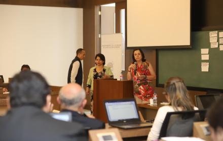 Silvia Vega, consejera del Caces, explicó a los representantes de las universidades del país sobre el nuevo modelo de evaluación (Amelia Andrade / Expreso)