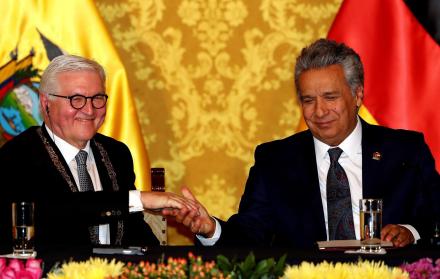 El presidente de Ecuador, Lenín Moreno (d), y el presidente de Alemania, Frank-Walter Steinmeier (i), participan en la ceremonia de imposición de la orden nacional al mérito en grado de Gran Collar, máxima condecoración de Estado.