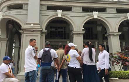 Dueños de clínicas de rehabilitación en proceso de licenciamiento se concentraron en los exteriores del Cabildo, este miércoles 6 de noviembre de 2019.