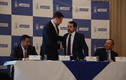 El mes pasado, el presidente del Directorio del IESS, Paúl Granda, admitió que la entidad atraviesa una situación compleja que obliga a la toma de decisiones urgentes. Este mes, según explicó, arrancarán diálogos entre los integrantes del seguro con el am