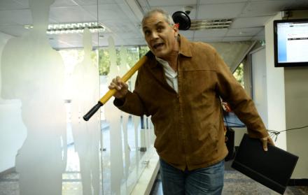 Fabricio Correa llegó cargando un destapacaños. No dio declaraciones a su ingreso.