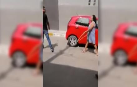 Agentes del orden tuvieron que acudir a calmar a la mujer que le hacía un escándalo a su hijo por ser infiel.