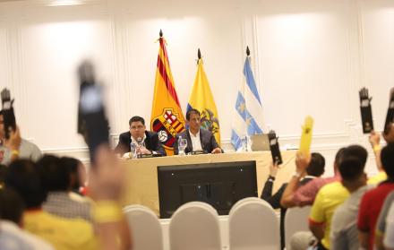Contraste. En las sesiones de años anteriores Cevallos (c), además de lucir otro semblante, estaba acompañado por varios dirigentes. No obstante, ayer estaba solo junto al abogado Manuel Jacho y una secretaria.