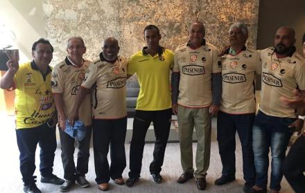 Gerson Texeira junto a hinchas y otras glorias del Barcelona en el homenaje realizado en Brasil.