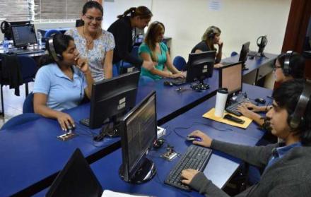 El objetivo principal es aportar al desarrollo académico de las mujeres.