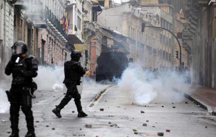 Reacción. En el centro histórico de Quito, la Policía responde a las protestas.  