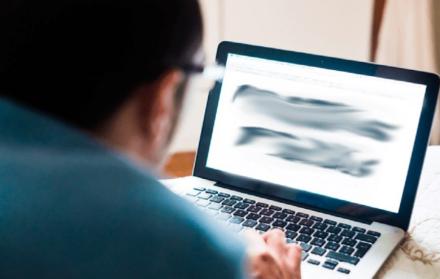 Referencial. El Gobierno cita a portales como ‘dato certero’, ‘república del banano’, ‘inapapers’, ‘resistencia ciudadana’, ‘toque de queda’, ‘info dura’, y ‘dato duro’, señalándolos como afines a exfuncionarios y partidarios del gobierno anterior.