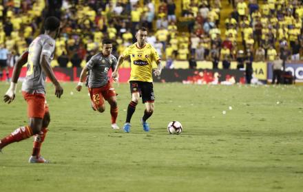 Damián Díaz fue uno de los más movedizos en el equipo local, pero pudo doblegar al arquero Fernando Fernández.