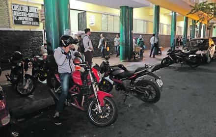 Espacio.  Los estudiantes de la Facultad de Ciencias Matemáticas y Físicas de la UG tienen que dejar sus motocicletas estacionadas en las veredas.