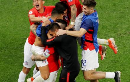 Jugadores de la selección chilena celebran la victoria.