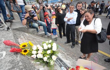 Familiares de la víctima, en el lugar del deceso.