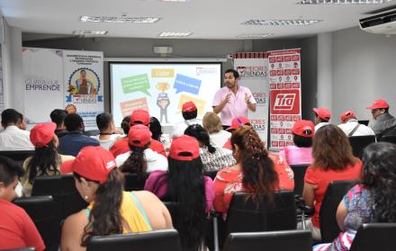 El programa de responsabilidad social ‘Mejores Tiendas’ los Almacenes TÍA, en el Puerto Principal, lo lleva con el apoyo del Centro de Emprendimiento e Innovación Municipal Guayaquil Emprende. 