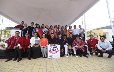 Campaña. La ministra de Educación, Monserrat Creamer, junto a personal de la Unidad Educativa Rumiñahui.