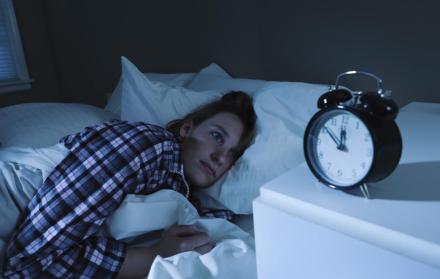Hay quienes tienen problemas para conciliar el sueño o para permanecer dormidos. Un estudio se centró en lo que eso ocasiona a su salud.