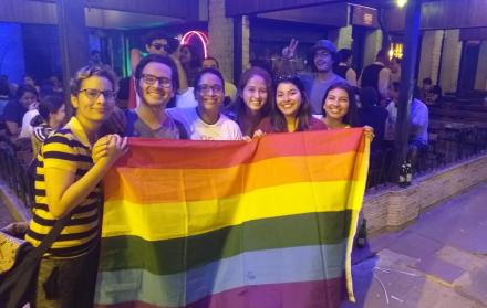 En Guayaquil, desde las 18:00, decenas de personas se concentraron en las calles Víctor Emilio Estrada y Las Monjas, en Urdesa para dar la bienvenida a la resolución de los jueces.